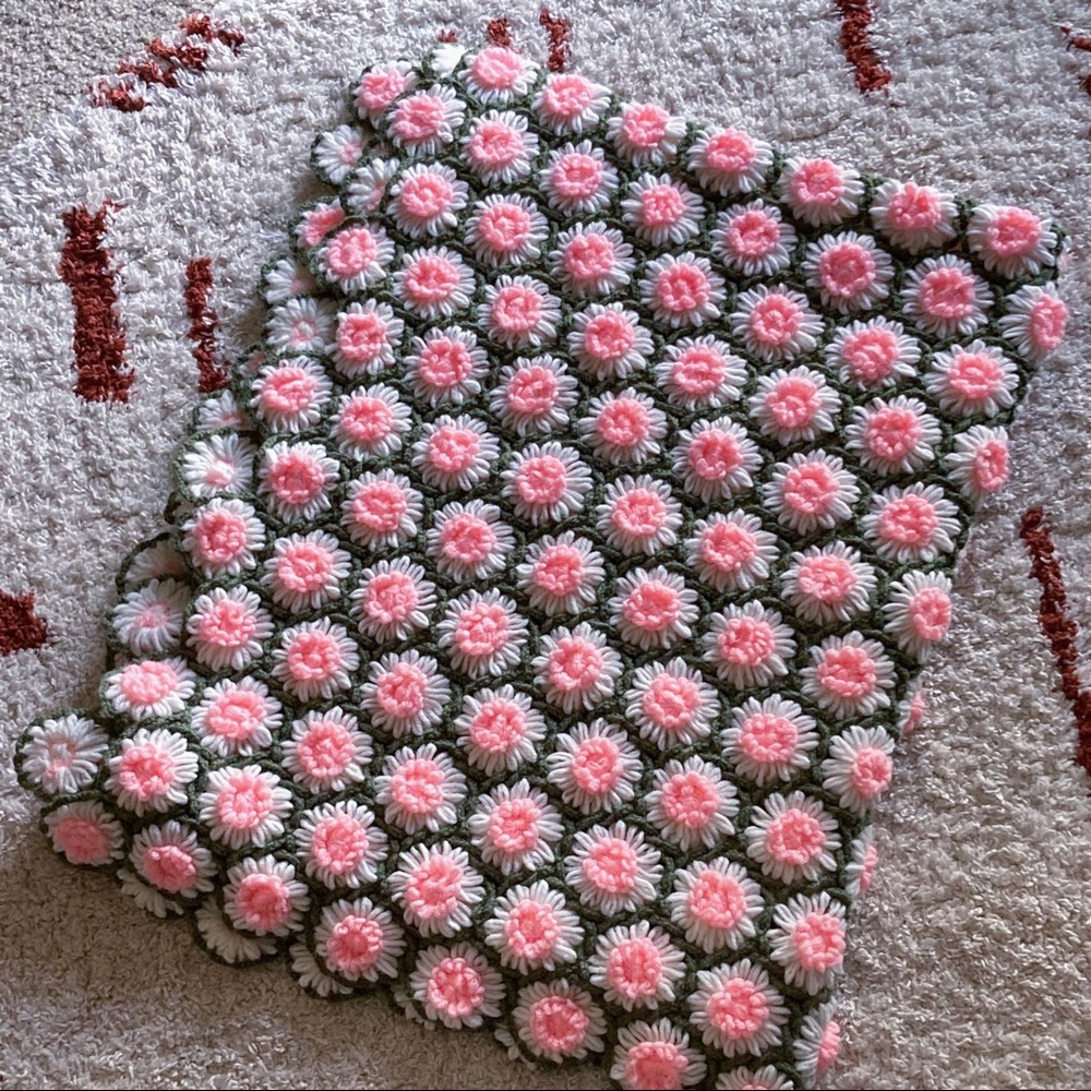 Hand Made Vintage Daisy Pattern Throw 5’x4’